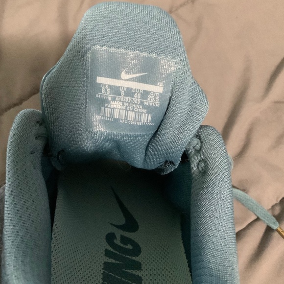 Women's Niki Shoes, Size 8 1/2 - Picture 5 of 6